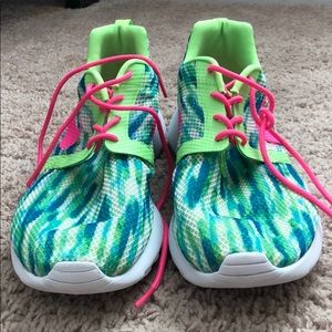 Kids Nike size 7 m; fits Women 8.5/9